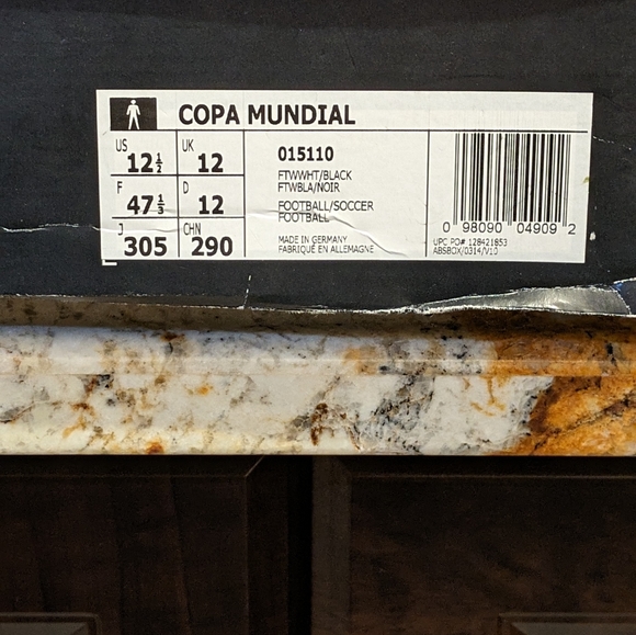 Soccer cleats - Picture 3 of 3